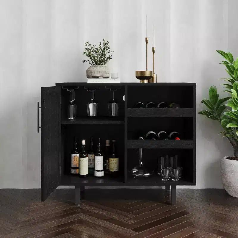 Mobile bar e credenza classici Emma and Oliver con armadietto a porta singola in stile shaker con portabicchieri sospeso e mensole aperte per bottiglie