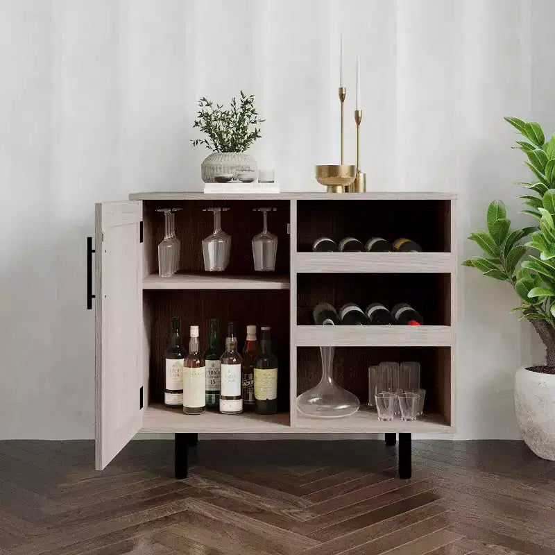 Mobile bar e credenza classici Emma and Oliver con armadietto a porta singola in stile shaker con portabicchieri sospeso e mensole aperte per bottiglie