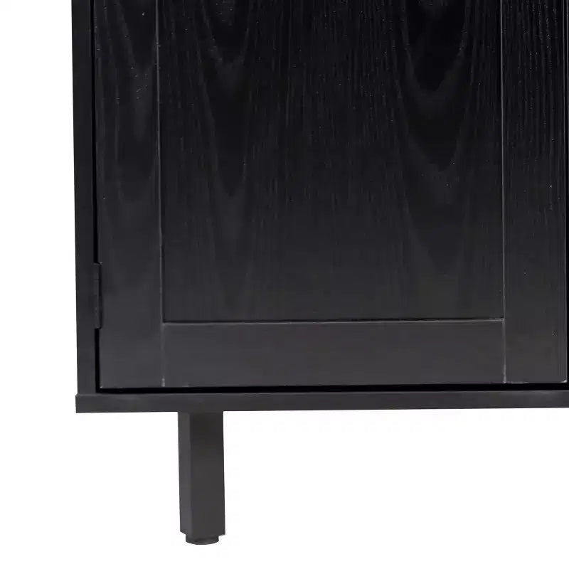 Mobile bar e credenza classici Emma and Oliver con armadietto a porta singola in stile shaker con portabicchieri sospeso e mensole aperte per bottiglie
