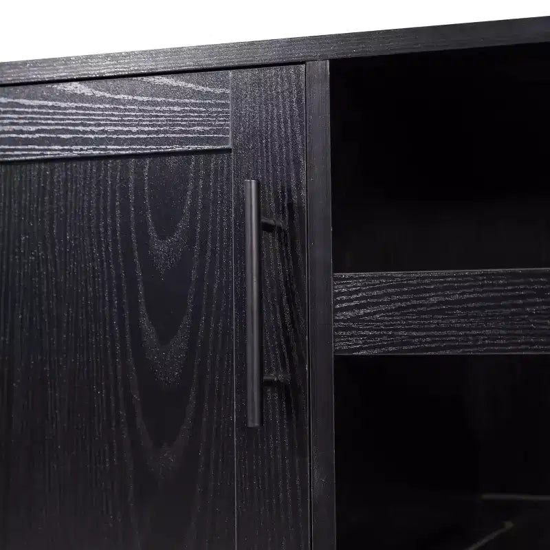 Mobile bar e credenza classici Emma and Oliver con armadietto a porta singola in stile shaker con portabicchieri sospeso e mensole aperte per bottiglie