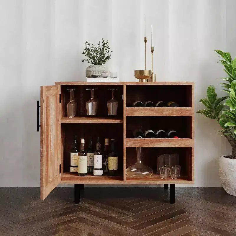 Mobile bar e credenza classici Emma and Oliver con armadietto a porta singola in stile shaker con portabicchieri sospeso e mensole aperte per bottiglie