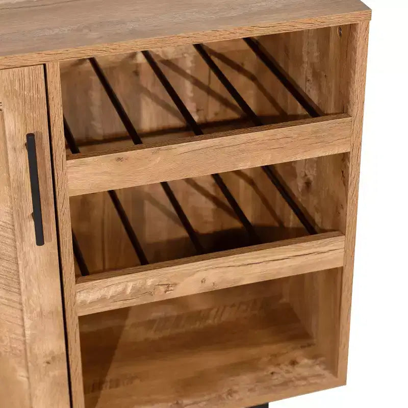 Mobile bar e credenza classici Emma and Oliver con armadietto a porta singola in stile shaker con portabicchieri sospeso e mensole aperte per bottiglie