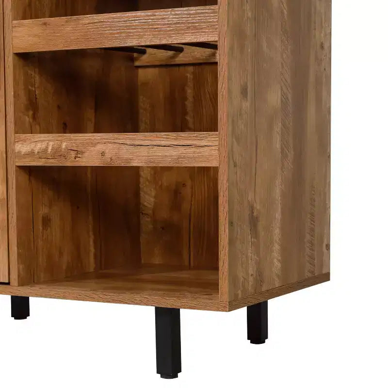 Mobile bar e credenza classici Emma and Oliver con armadietto a porta singola in stile shaker con portabicchieri sospeso e mensole aperte per bottiglie