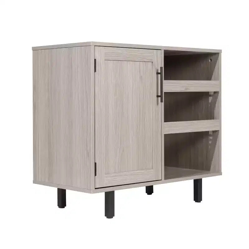 Mobile bar e credenza classici Emma and Oliver con armadietto a porta singola in stile shaker con portabicchieri sospeso e mensole aperte per bottiglie