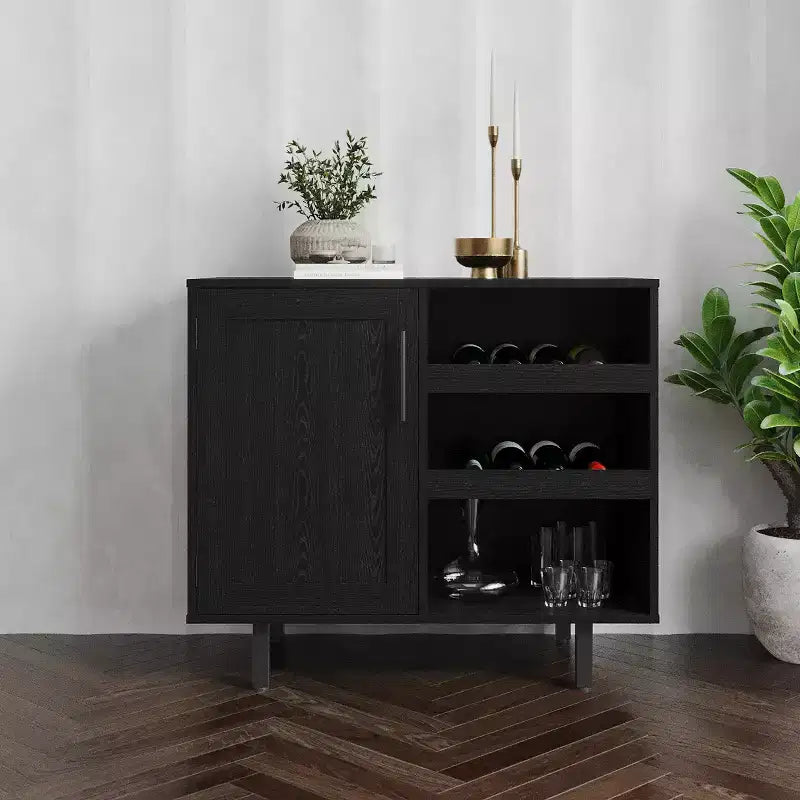 Mobile bar e credenza classici Emma and Oliver con armadietto a porta singola in stile shaker con portabicchieri sospeso e mensole aperte per bottiglie