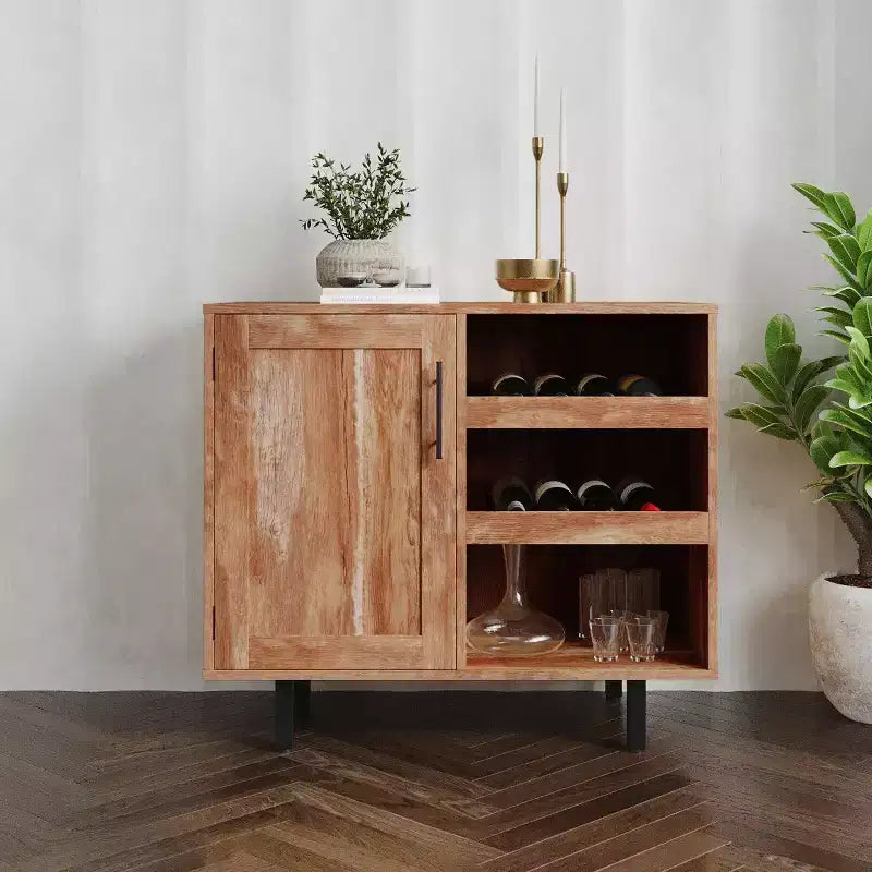 Mobile bar e credenza classici Emma and Oliver con armadietto a porta singola in stile shaker con portabicchieri sospeso e mensole aperte per bottiglie