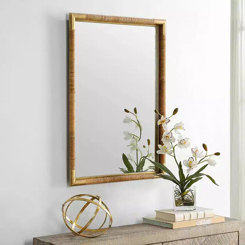 Specchio da parete per bagno Kampar di Uttermost, oro anticato e rattan, 56 x 81 cm