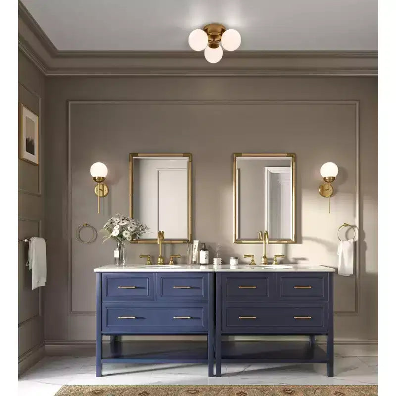 Specchio da parete per bagno Kampar di Uttermost, oro anticato e rattan, 56 x 81 cm