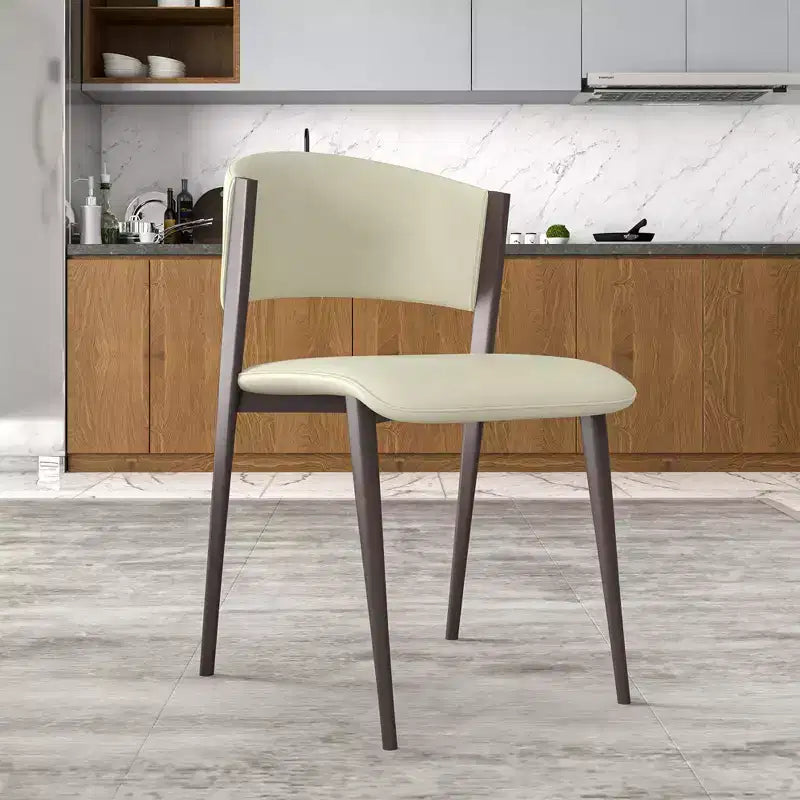 LeisureMod Aspen Sedia da Pranzo Moderna in Pelle PU - Sedia Laterale con Schienale Curvo Ergonomico e Robuste Gambe in Metallo Nero Opaco