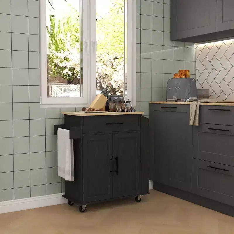 HOMCOM Isola da cucina con presa di corrente, Carrello da cucina su ruote con cassetto portaoggetti, Supporto portamicroonde portatile con ante, Portasciugamani, Portaspezie