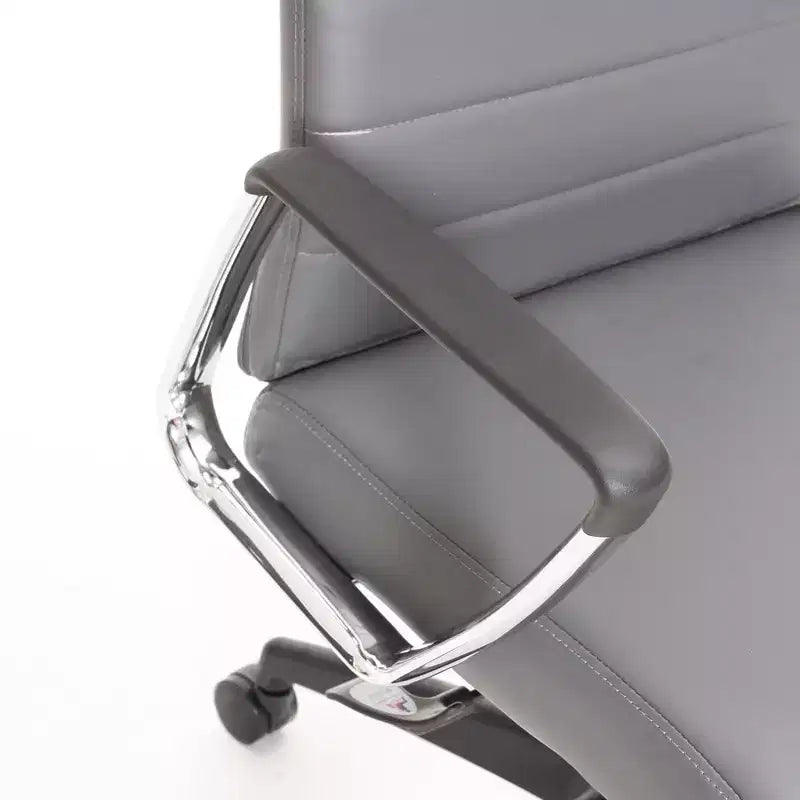 LeisureMod Hilton Sedia da Ufficio Ribbed in Pelle a Schienale Alto - Telaio in Acciaio Resistente Girevole e Inclinabile - Sedia da Scrivania Direzionale Moderna