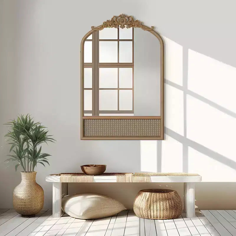 Specchio a Muro Decorativo in Legno Intagliato a Arco con Cornice Inferiore e Specchio Pensile in Rattan