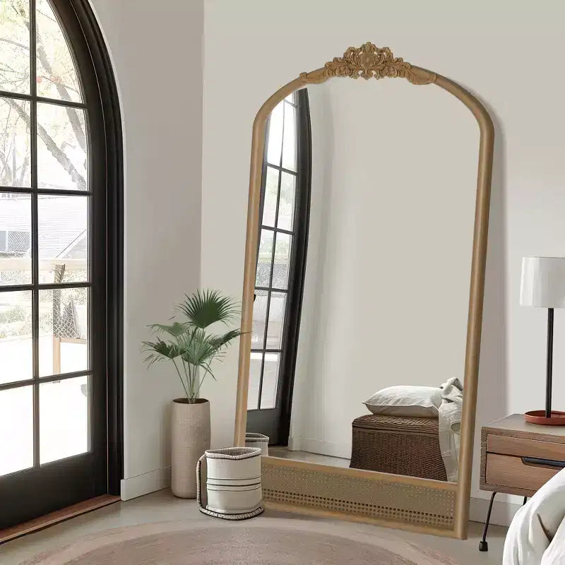 Specchio a Muro Decorativo in Legno Intagliato a Arco con Cornice Inferiore e Specchio Pensile in Rattan
