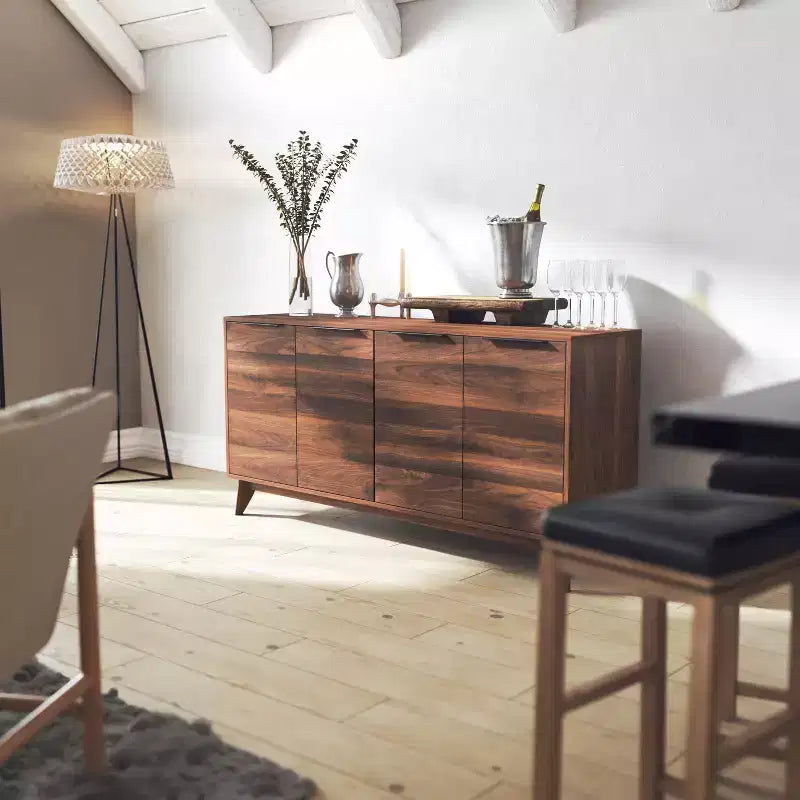 Madia in legno Emma e Oliver, stile Mid-Century Modern, con ante a chiusura ammortizzata, ripiani e gambe affusolate ed eleganti con pattini protettivi per il pavimento