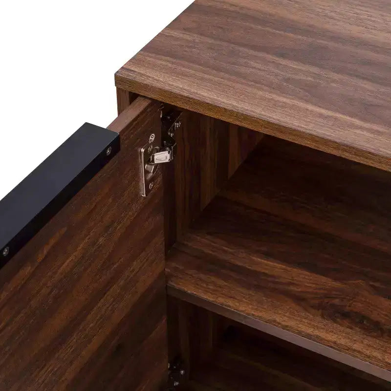 Madia in legno Emma e Oliver, stile Mid-Century Modern, con ante a chiusura ammortizzata, ripiani e gambe affusolate ed eleganti con pattini protettivi per il pavimento