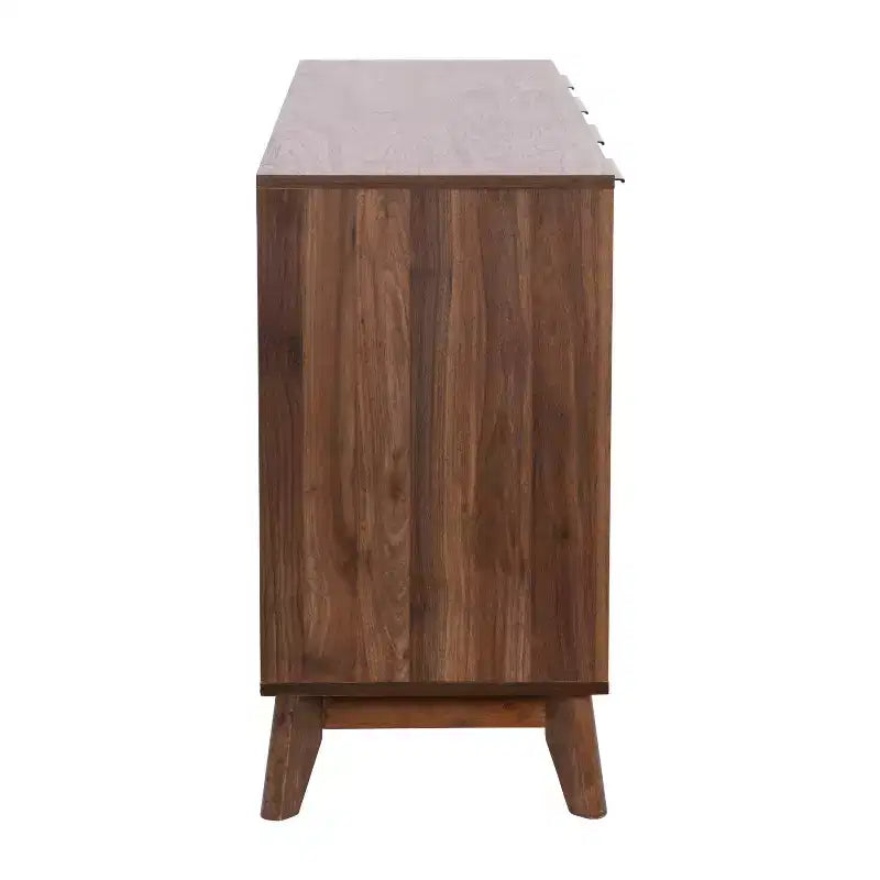 Madia in legno Emma e Oliver, stile Mid-Century Modern, con ante a chiusura ammortizzata, ripiani e gambe affusolate ed eleganti con pattini protettivi per il pavimento