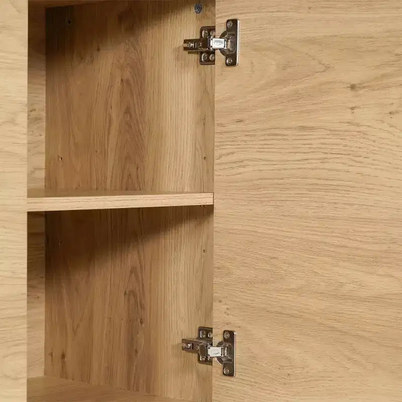 Madia in legno Emma e Oliver, stile Mid-Century Modern, con ante a chiusura ammortizzata, ripiani e gambe affusolate ed eleganti con pattini protettivi per il pavimento