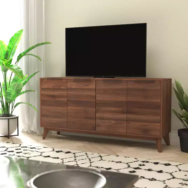 Madia in legno Emma e Oliver, stile Mid-Century Modern, con ante a chiusura ammortizzata, ripiani e gambe affusolate ed eleganti con pattini protettivi per il pavimento