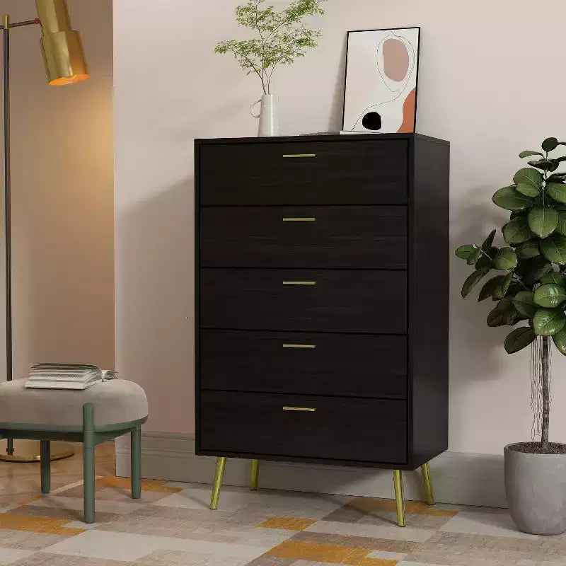 Cassettiera moderna Famapy a 5 cassetti con gambe e maniglie in metallo