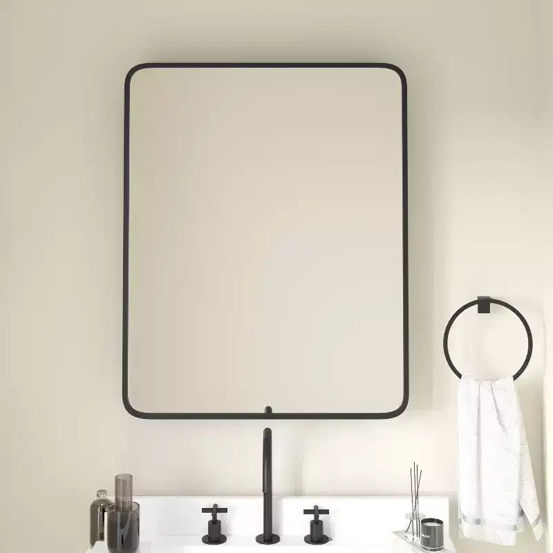 Pensile bagno Emma and Oliver Jackie con cornice in metallo, design a incasso reversibile e specchio smussato arrotondato