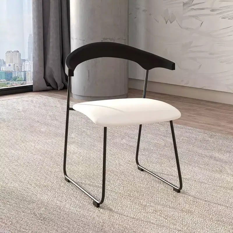 LeisureMod Lyra Series - Set di 2 sedie da pranzo moderne imbottite con sedile in pelle, schienale in faggio e gambe in ferro, per cucina moderna, sala da pranzo, casa, caffè