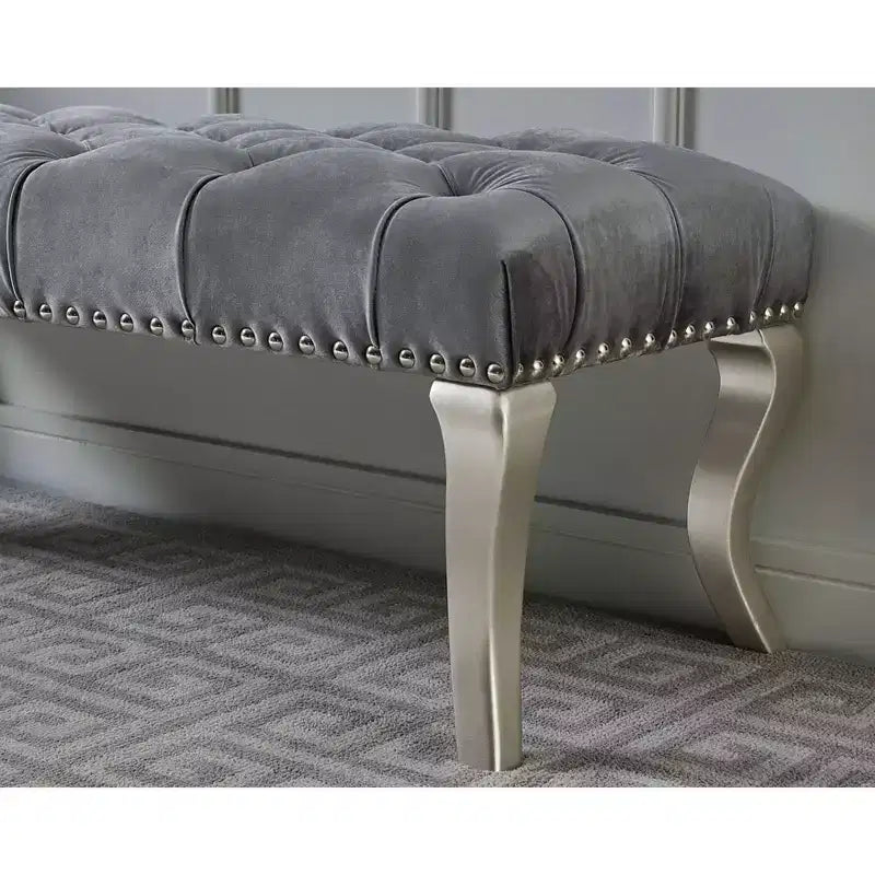 Panca Roundhill Furniture Decor Maxem con seduta imbottita in tessuto trapuntato e passamaneria con borchie, grigio