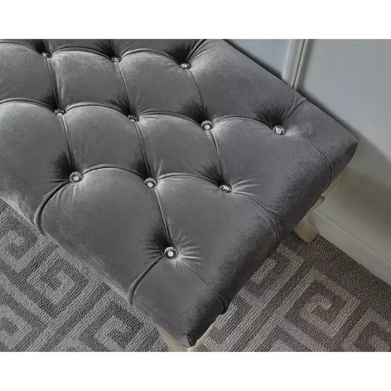 Panca Roundhill Furniture Decor Maxem con seduta imbottita in tessuto trapuntato e passamaneria con borchie, grigio