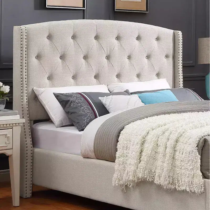Letto imbottito Nantarre Wingback con bottoni in tessuto, rifiniture con borchie, tortora