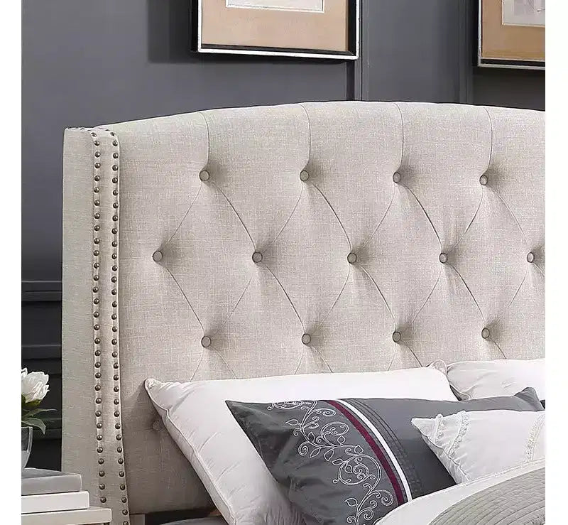 Letto imbottito Nantarre Wingback con bottoni in tessuto, rifiniture con borchie, tortora