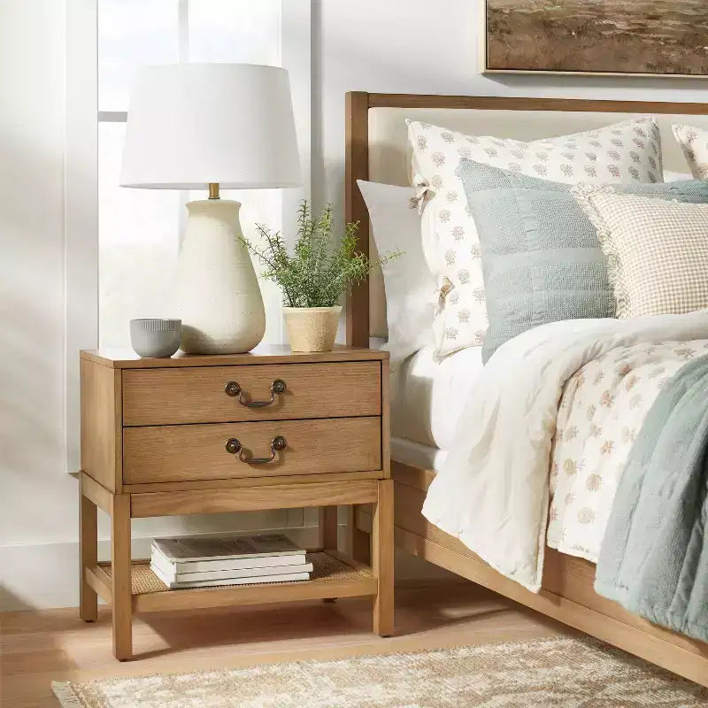 Comodino tradizionale Elmira con cassetti contenitori, marrone - Threshold ideato con Studio McGee