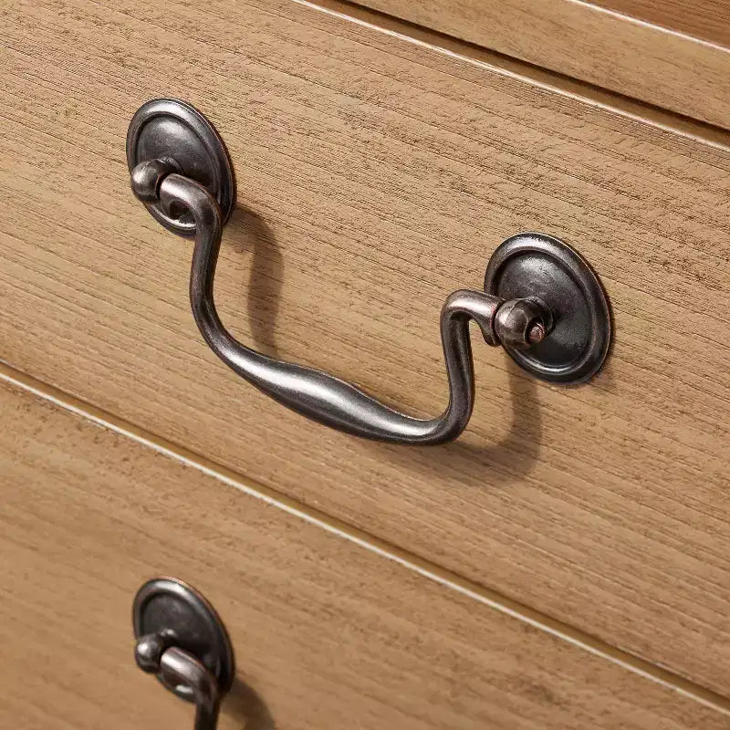 Comodino tradizionale Elmira con cassetti contenitori, marrone - Threshold ideato con Studio McGee